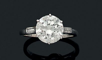 null BAGUE "SOLITAIRE"
Diamant rond taille brillant, platine (850).
Td.: 55 - Pb.:4.7...