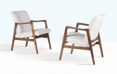 Gio PONTI (1891-1979) Paire de fauteuils
Toile de coton, noyer
74 x 59 x 60 cm.
Cassina,...