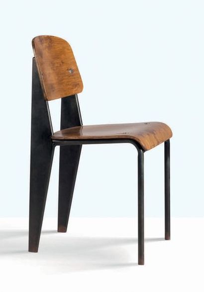 Jean PROUVÉ (1901-1984) Chaise n°305 dite Standard
Tôle d'acier, bois multiplis
81...