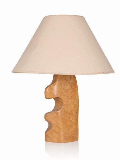Alexandre NOLL (1890-1970) Lampe
Erable sycomore, tissu
Signée.
H.: 48.5 cm.
Circa...