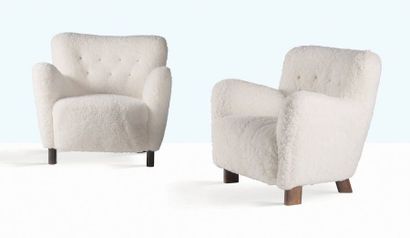 FRITZ HANSEN Paire de fauteuils dits 1669
Laine de mouton, hêtre
76 x 86 x 90 cm.
Fritz...