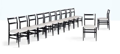 Gio PONTI (1891-1979) 
Suite de 12 chaises dites Leggera
Bois, simili cuir
82 x 40...