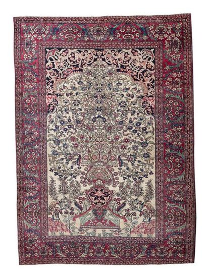 null ISPAHAN (Perse), fin du 19e siècle

Un large champ ivoire pour ce tapis prière,...