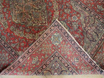 null ISPAHAN (Iran) début XXème

Champ rouge cerise à décor floral

214 x 135 cm

(légère...