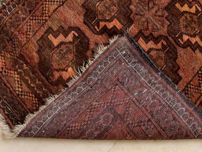 null Lot de deux tapis :

Afghan vers 1930, 89 x 84 cm

Kurde, millieu XXème, 37...