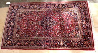 null KACHAN (Iran) vers 1960 

Fond rubis à décor floral

201 x 130 cm

(très bon...