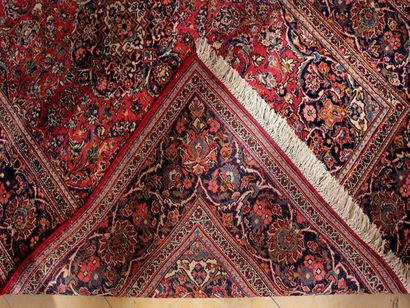 null KACHAN (Iran) vers 1960 

Fond rubis à décor floral

201 x 130 cm

(très bon...