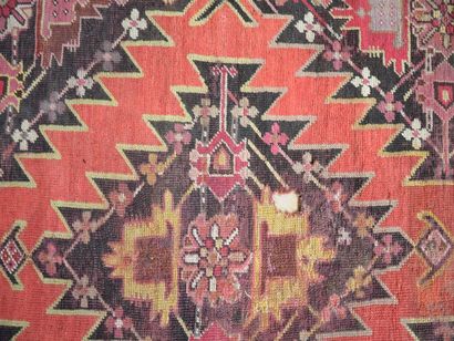 null KABABAGH (Caucase) vers 1870

Fond vieux rose à 4 médaillons géométriques crénelés

332...