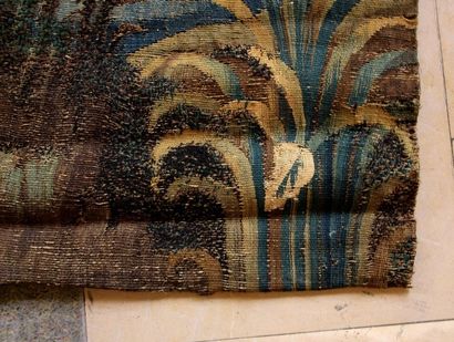 null AUBUSSON (France) fin XVIIème 

Fragment de tapisserie, verdure, cygnes au permier...