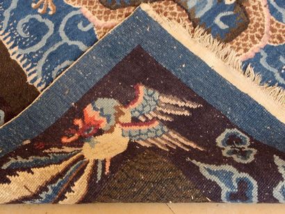 null CHINE (Pekin) début XXème

Champ bleu marine à décor de dragons à 5 griffes...