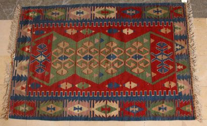 null KILIM-KONYA ( Turquie) vers 1980

Fond brique à trois médaillons géométriques

173...