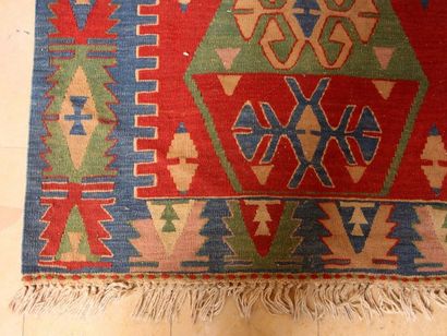 null KILIM-KONYA ( Turquie) vers 1980

Fond brique à trois médaillons géométriques

173...