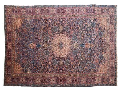 null TABRIZ (Perse), fin du 19e siècle

Décor similaire au tapis Ardebil exposé au...