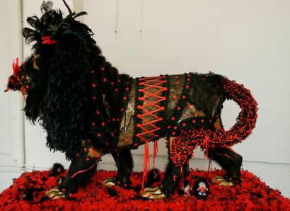 null Danièle Golin-Matéo Lingerie : création textile sur sculpture de lion en résine...