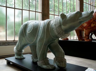 null Frédérique Fleury : "Ours glacé" - création plastique sur sculpture d'ours polaire...