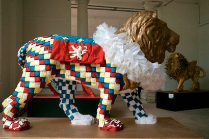 null Adeline Julian : création textile sur sculpture de lion en résine de polyester...