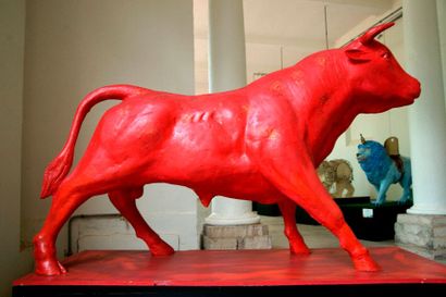 null Nicolas Fafiotte : création plastique sur sculpture de taureau en résine de...
