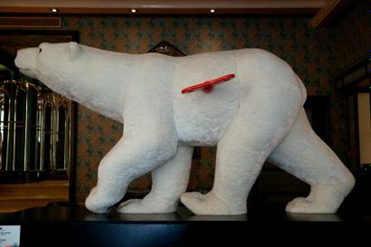 null Gilles Sorlin : "L'ours peluche" - création textile sur sculpture d'ours polaire...