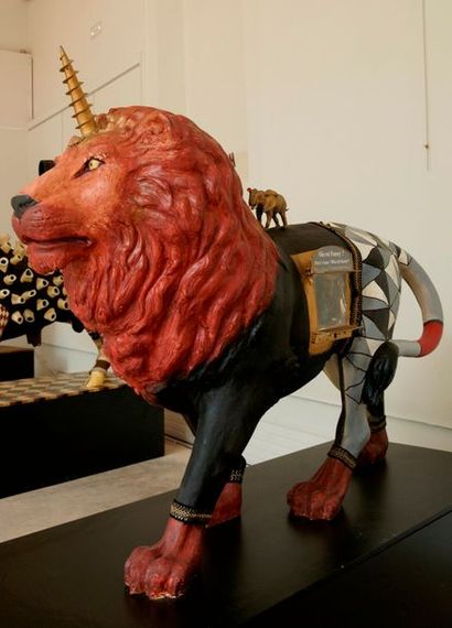 null Elie Dahan : "Lion cinématographe" - création plastique sur sculpture de lion...