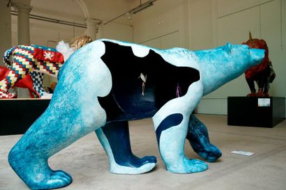 null Stéphanie Chalut : "Le coffre à bijoux" - création plastique sur sculpture d'ours...