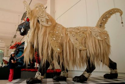 null Iketut Suardana : "Lion balinais" - création plastique sur sculpture de lion...