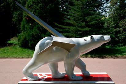 null Tomoriki Takahashi : création plastique sur sculpture d'ours polaire en résine...