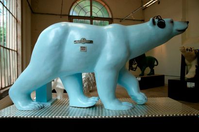 null Nora Boudjemaï : création plastique sur sculpture d'ours polaire en résine de...