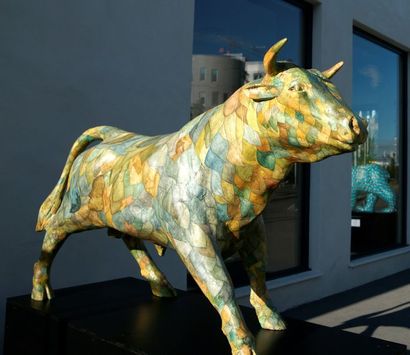 null Emanuelle Rey : création peinte sur sculpture de taureau en résine de polyester...
