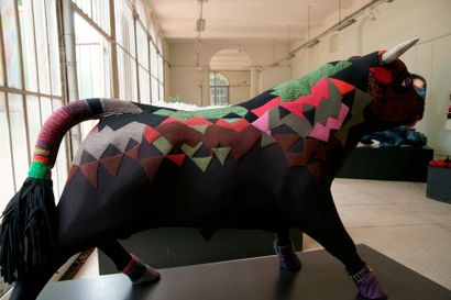 null Michèle Berthet : création textile sur sulpture de taureau en résine de polyester...