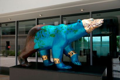 null Mercedes Uribe : création peinte sur sculpture d'ours polaire en résine de polyester...