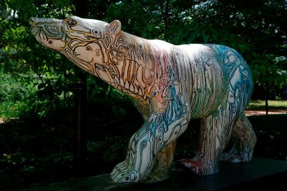 null Alain Pouillet : création peinte sur sculpture d'ours polaire en résine de polyester...