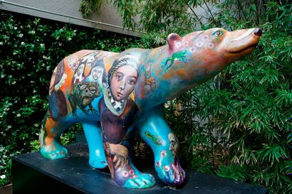 null Rolf Walter : création peinte sur sculpture d'ours polaire en résine de polyester...