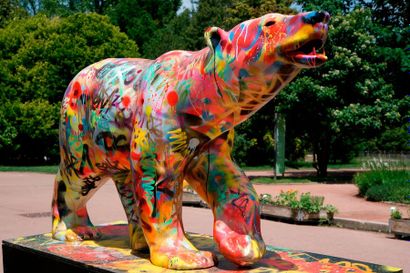 null Senz & Colette Sonzogni : graffs sur sculpture d'ours polaire en résine de polyester...