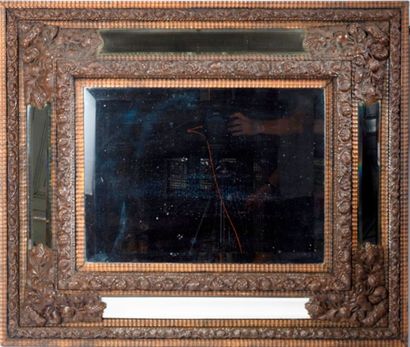 null Miroir

en cuivre travaillé au repoussé

De style Louis XIII- XIXème