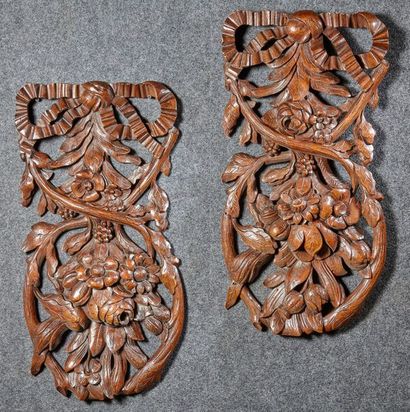 null Appliques corbeilles de fleurs

en bois sculpté

XIXème siècle