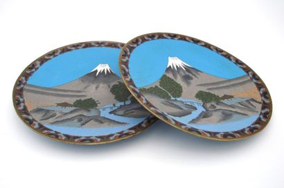 null Japon

Paire d'assiettes

en cuivre cloisonné à décor du Mont fuji

XIXème