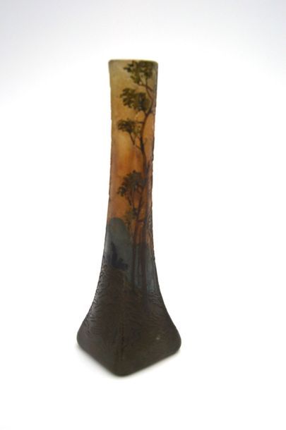 null LEGRAS Vase soliflore en verre multicouche à décor d'une bergère sur fond paysage,

H...