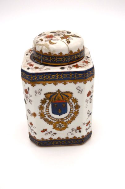 null Pot à tabac en porcelaine à décor polychrome floral et armoiries.

XIXème siècle

H...