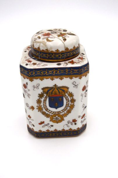 null Pot à tabac en porcelaine à décor polychrome floral et armoiries.

XIXème siècle

H...