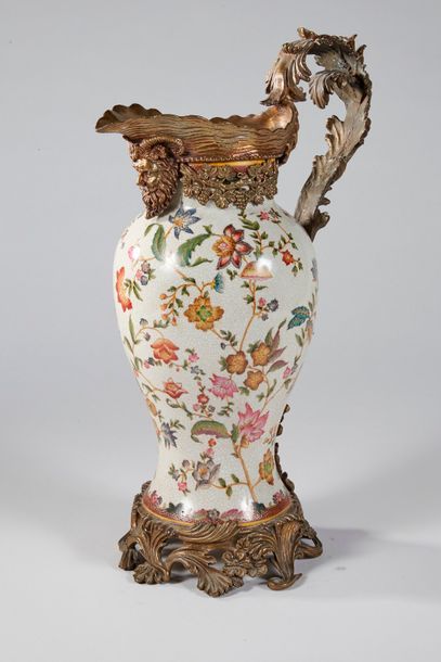 null Importante aiguière en porcelaine à décor polychrome floral dans une monture...