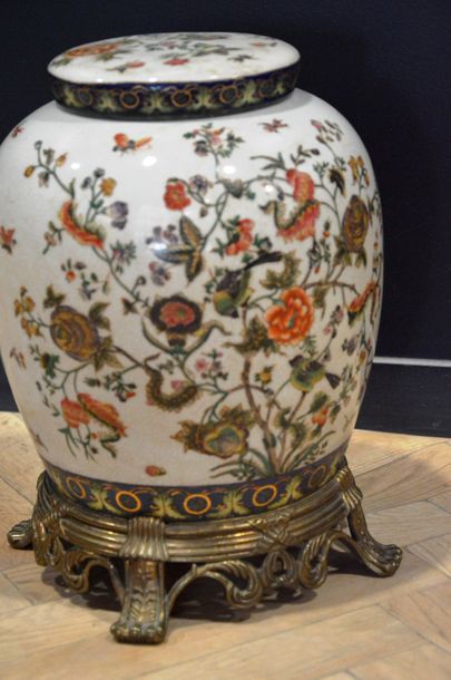 null Important pot couvert en porcelaine à décor polychrome floral sur monture en...