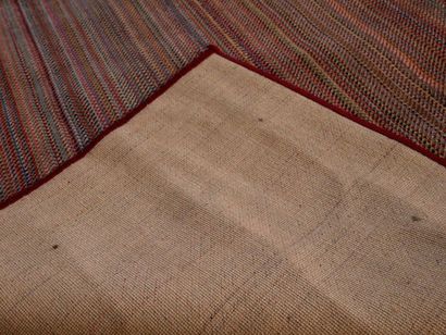 null Trés important tapis moderne

en laine à décor bayadère dans les tons de rouge

975...