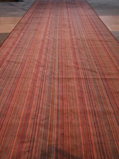 null Trés important tapis moderne

en laine à décor bayadère dans les tons de rouge

975...