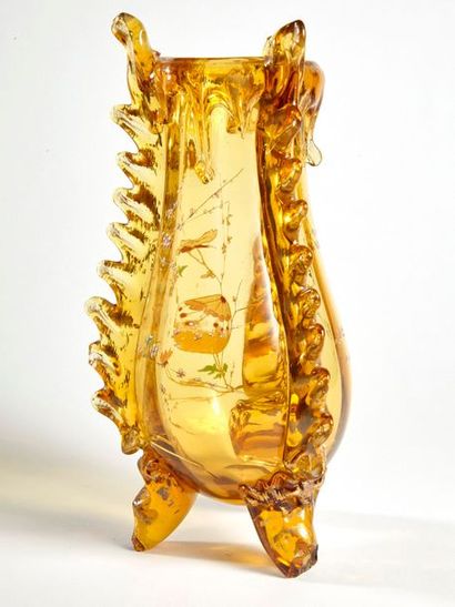 null Auguste JEAN (1830-1890), attribué à

Vase en verre transparent ambré reposant...