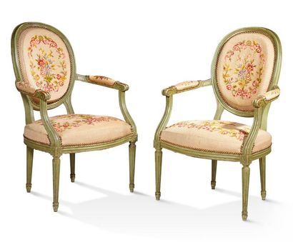 null Ensemble de deux fauteuils à dossier médaillon 

en bois peint, mouluré et sculpté

Garniture...
