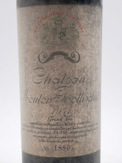 null 1 B CHÂTEAU MOUTON ROTHSCHILD (M.E; e.t.h; capsule courte estampée, sale et...