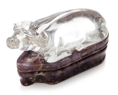 CHINE XXe siècle 
Sujet en cristal de roche représentant un boeuf couché, sur son...