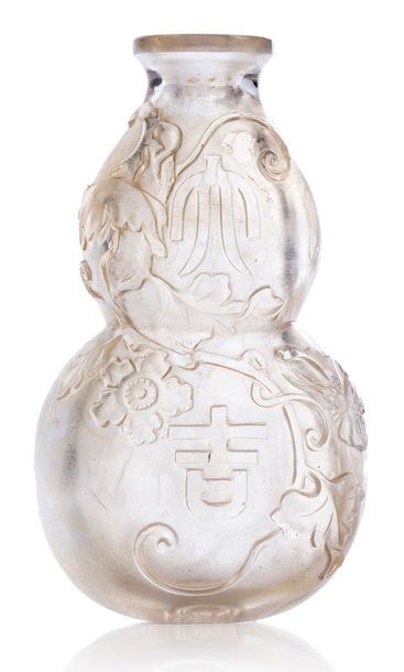 CHINE XVIIIe siècle 
Flacon tabatière en verre en forme de coloquinte, finement sculpté...