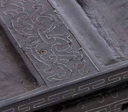 CHINE 
Petit socle rectangulaire en bois sombre sculpté et incrusté de fils métalliques...