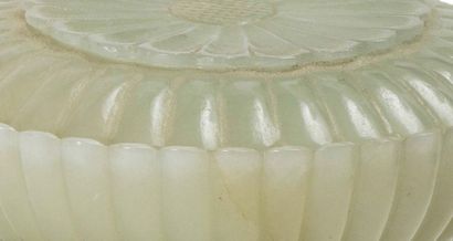 CHINE 
Boîte couverte en jade blanc céladonné reprenant la forme d'un chrysanthème...
